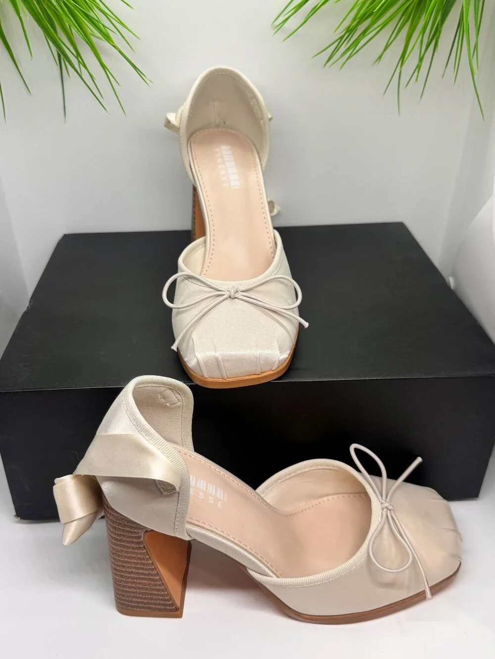 Finesse Salome Ivory Pointe Pump/New/Box damage/Size 6/MSRP $108.00